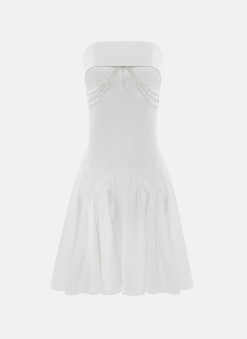 ليتشي فستان قصير بأكتاف مفتوحة وتفاصيل لؤلؤية على الصدر