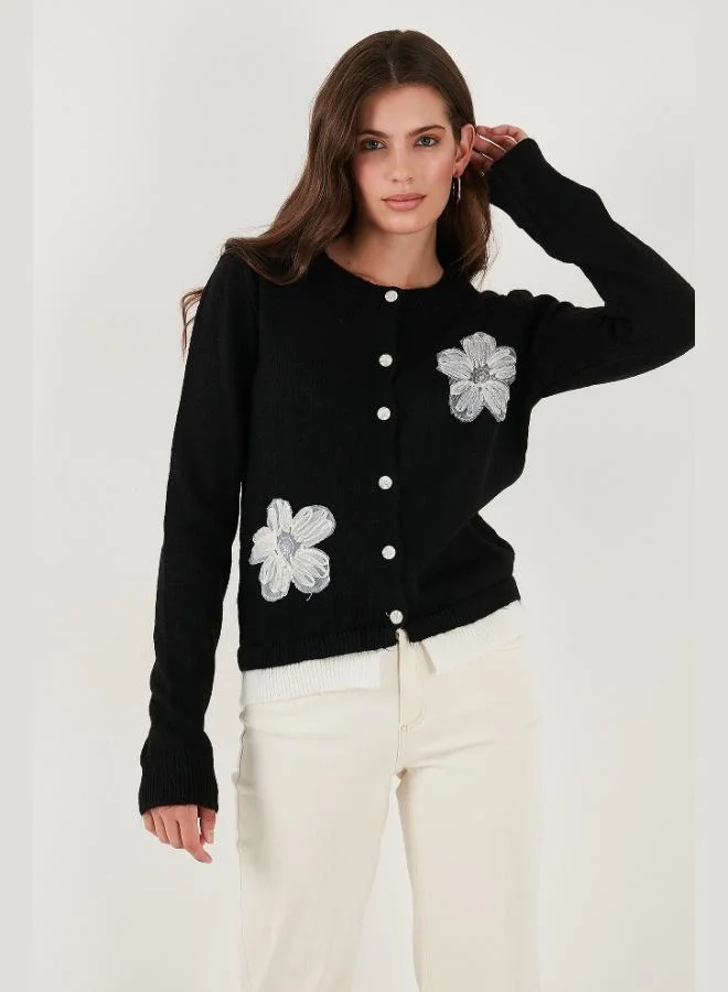 ليلا كارديجان نسائي من ليلا بتفاصيل زهور من التول بقصة عادية ورقبة مستديرة وأزرار