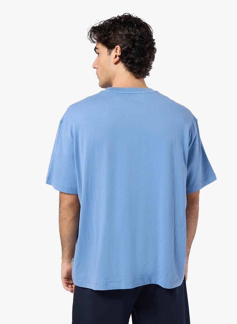 جس تيشيرت قصير الأكمام بشعار بيكر