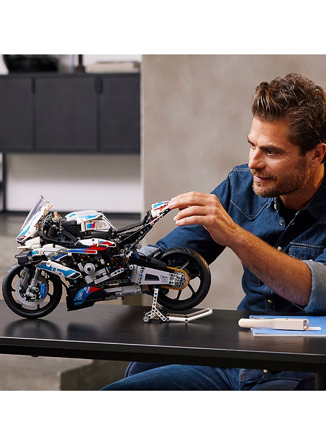 ليغو مجموعة نموذج الدراجة النارية  BMW M 1000 RR من LEGO® Technic للبالغين؛ استمتعوا ببناء نموذج عرض فاخر للدراجة النارية (1925 قطعة) - Image 2