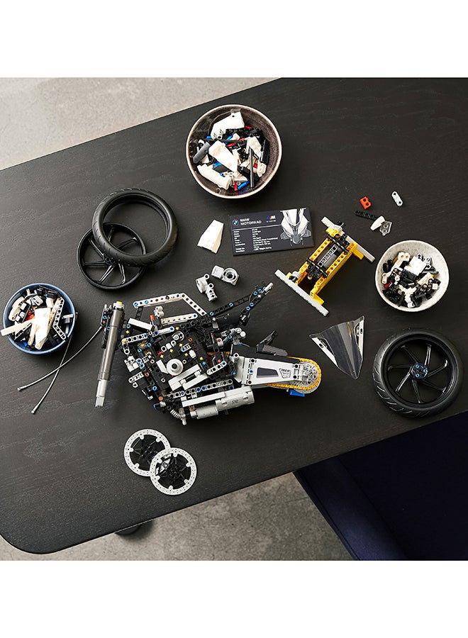 ليغو مجموعة نموذج الدراجة النارية  BMW M 1000 RR من LEGO® Technic للبالغين؛ استمتعوا ببناء نموذج عرض فاخر للدراجة النارية (1925 قطعة) - Image 3
