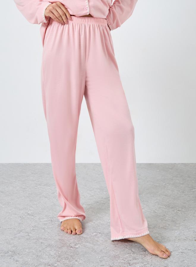 ستايلي طقم بيجاما من بنطال وبلوزة بتفاصيل مُطرّزة وأزرار - Image 4