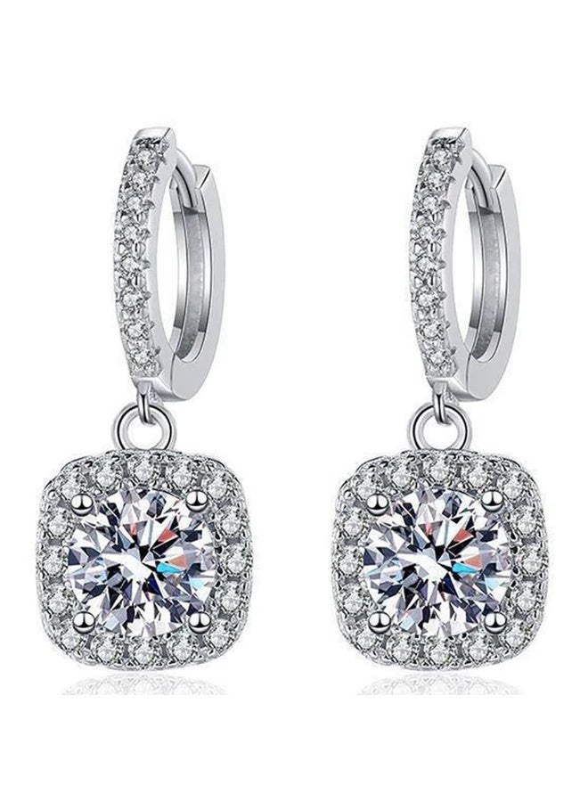 أقراط نسائية من الموسانيت المُدلاة. مرصعة بأحجار موسانيت مزروعة في المختبر بوزن قيراط واحد. مصنوعة من الفضة الإسترلينية عيار 925، مطلية بذهب أبيض عيار 18 قيراطًا. أقراط فضية مرصعة. هدية مجوهرات. - Image 1