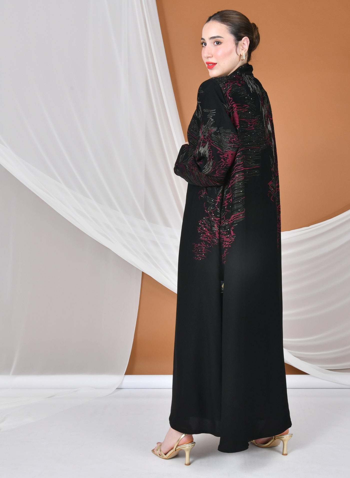 عباية لف سوداء بقصة انسيابية بتطريز ذهبي وعنابي مز...