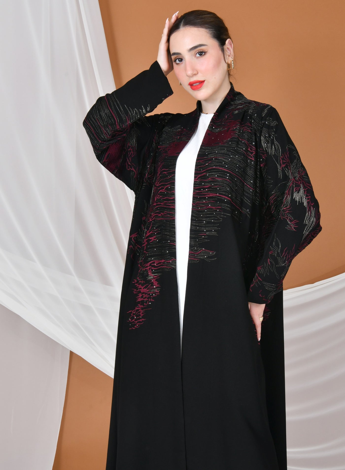 عباية لف سوداء بقصة انسيابية بتطريز ذهبي وعنابي مز...