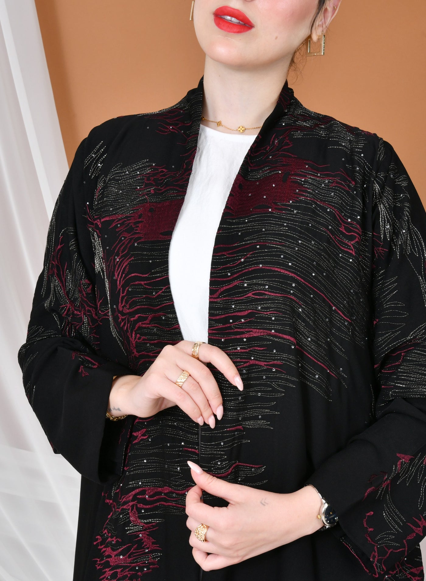 عباية لف سوداء بقصة انسيابية بتطريز ذهبي وعنابي مز...