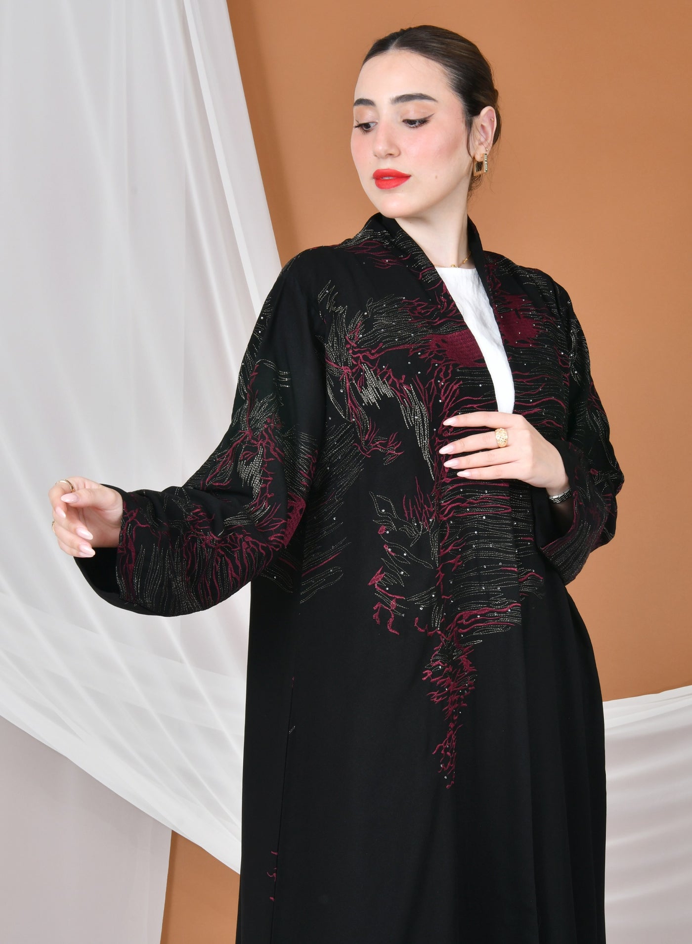 عباية لف سوداء بقصة انسيابية بتطريز ذهبي وعنابي مز...