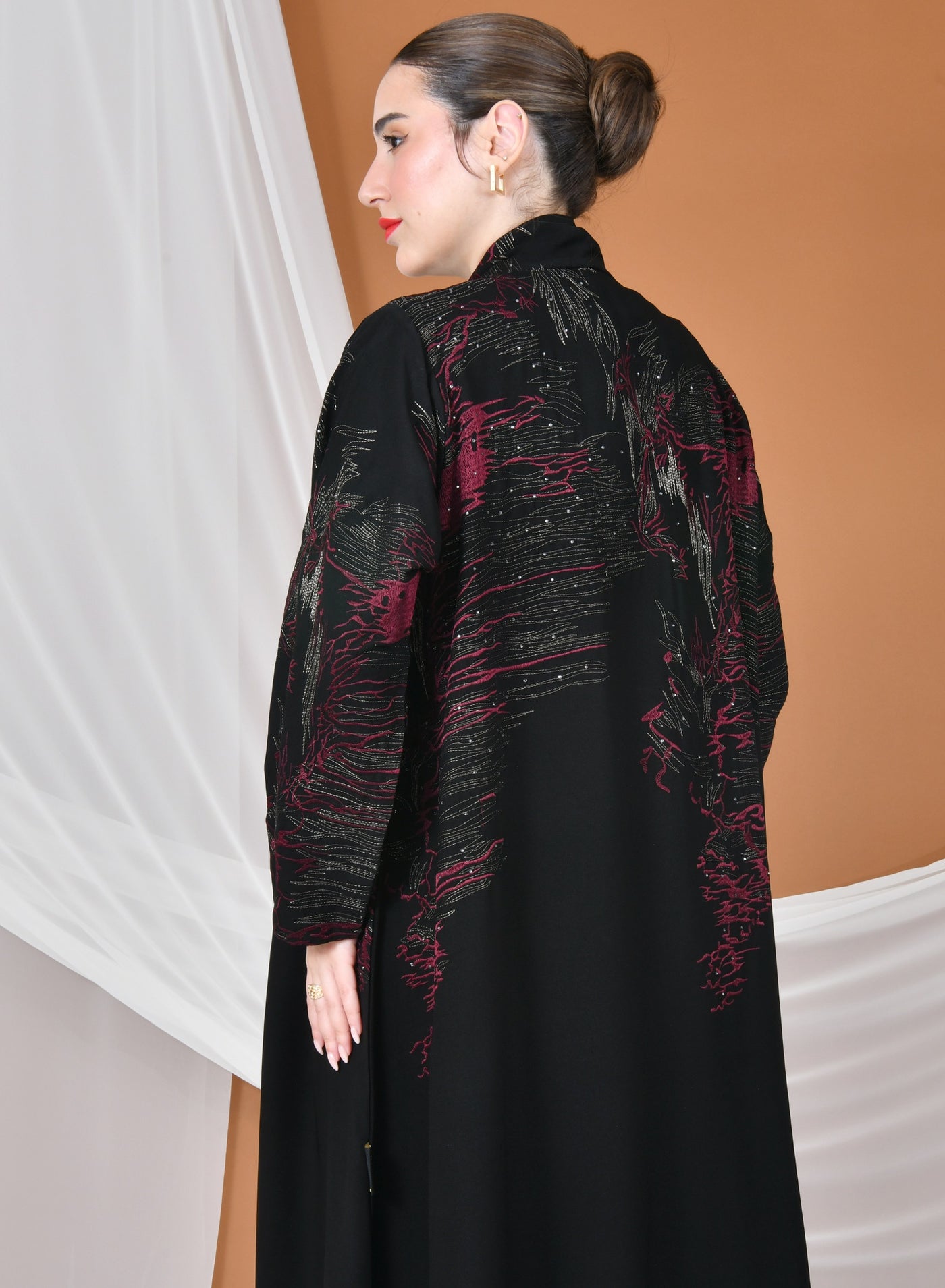 عباية لف سوداء بقصة انسيابية بتطريز ذهبي وعنابي مز...