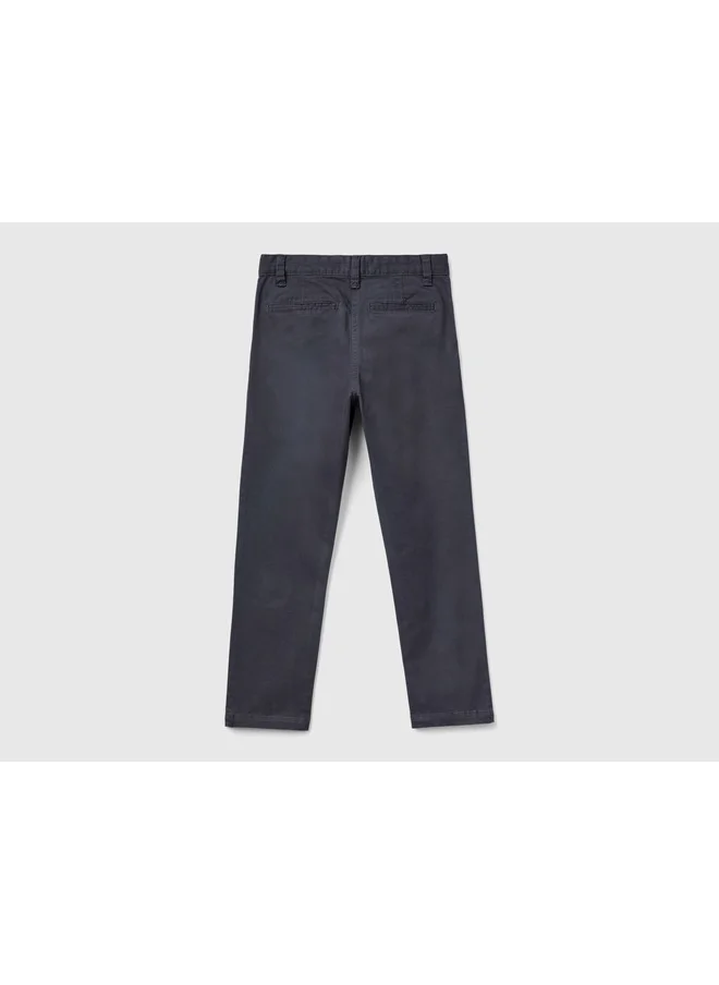 يونايتد كولورز أوف بينتيون Slim Fit Chinos In Stretch Cotton