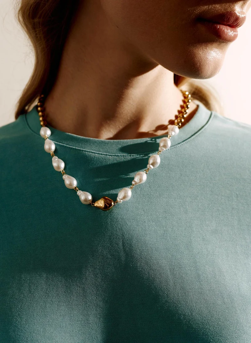 ليتشي قلادة مركبة من اللؤلؤ والخرز الذهبي