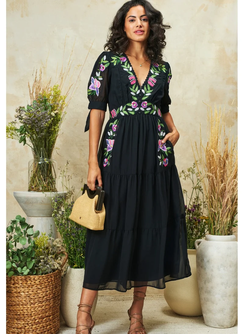 هوب اند ايفي فستان ميدي برقبة على شكل حرف  وأكمام برباط مطرز وتنورة متعددة الطبقات