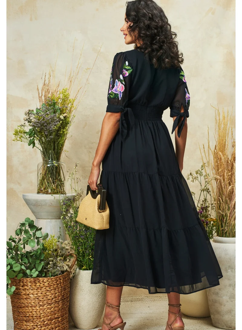 هوب اند ايفي فستان ميدي برقبة على شكل حرف  وأكمام برباط مطرز وتنورة متعددة الطبقات