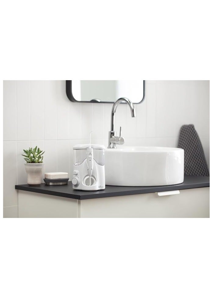 واتربيك واتر بيك ألترا بلس لتنظيف الأسنان بالماء - 5 رؤوس، نظام تحكم متقدم بالضغط، 10 إعدادات، لإزالة طبقة البلاك، لون أبيض، موديل WP-150UK - Image 4