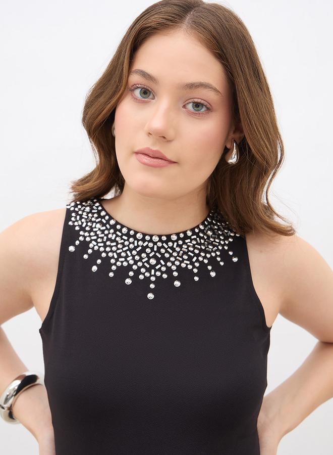 ستايلي فستان ماكسي بياقة مستديرة وخط  مزين بالخرز - Image 4