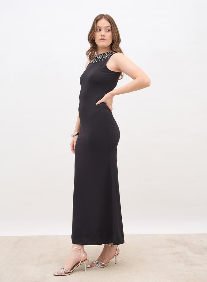 ستايلي فستان ماكسي بياقة مستديرة وخط  مزين بالخرز - Image 3