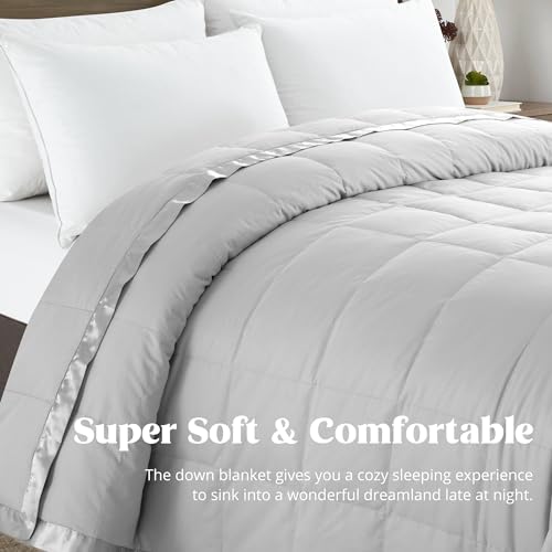 puredown بطانيات بيد داون® بحجم كوين - بطانية دافئة خفيفة الوزن لجميع الفصول، بطانية سرير فاخرة دافئة مع حواف ساتان، غلاف قطن، رمادي فاتح (90"X90") - Image 3