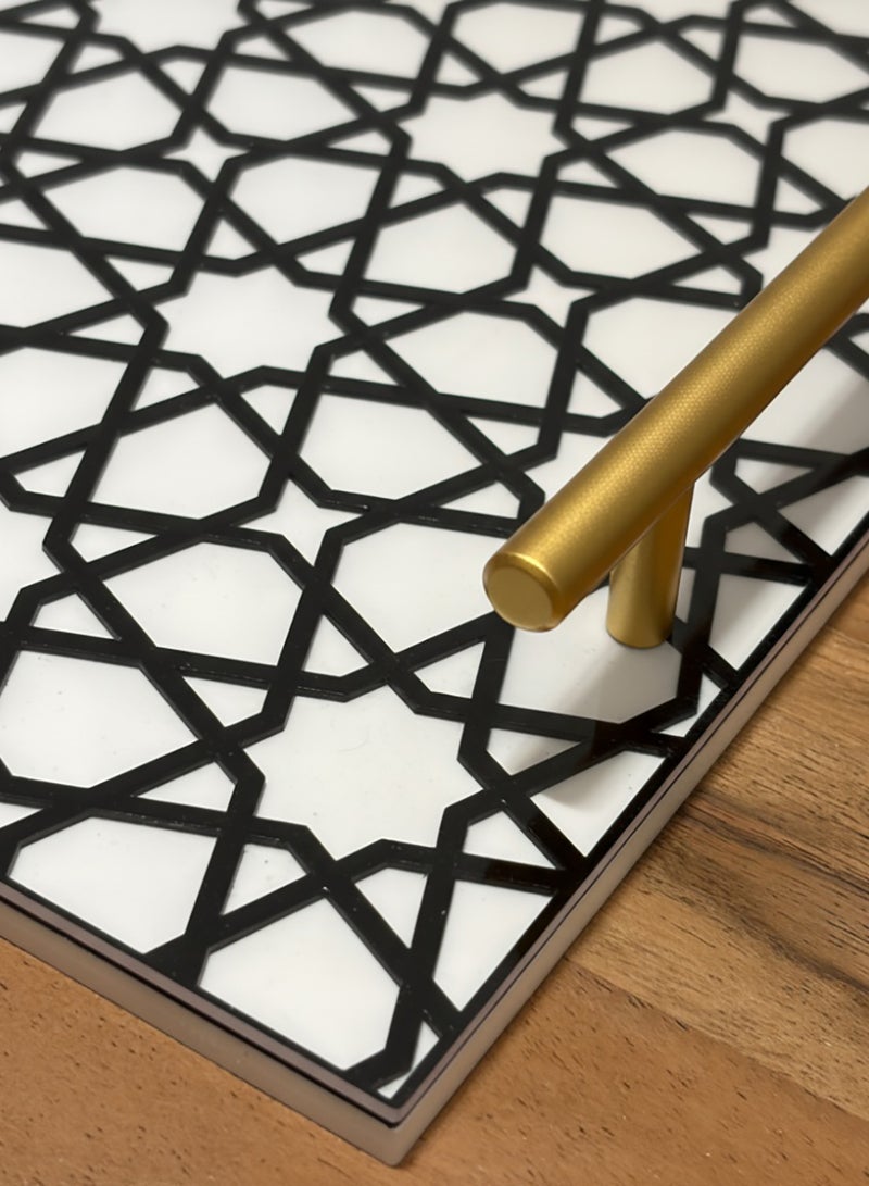 لوحة صينية تقديم من الأكريليك بتصميم مزخرف ومقابض معدنية ذهبية اللون - Image 3