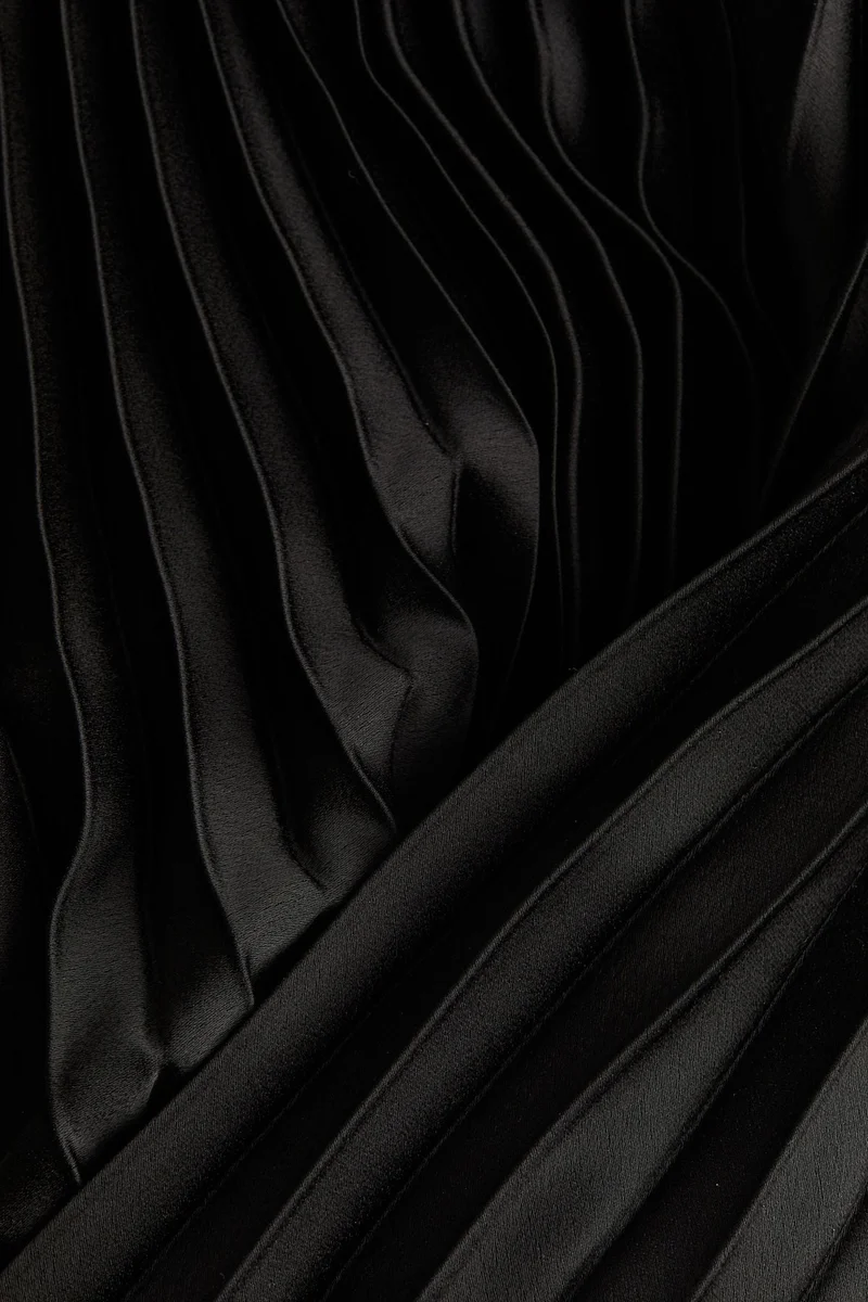 اتش اند ام تنورة ساتان بثنيات من تشكيلة ماما