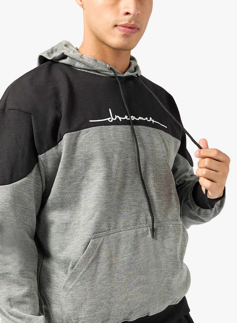 سفنتي فايف بيسيكس هودي بطبعة جرافيك - Image 3