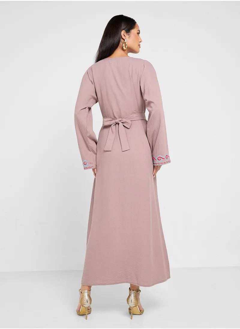 hayas closet Straight Sleeve Crew Neck Embroidered Abaya
