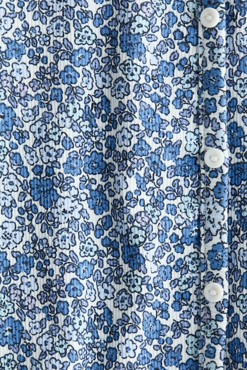 اتش اند ام بلوزة من نسيج مرن بتفاصيل زر