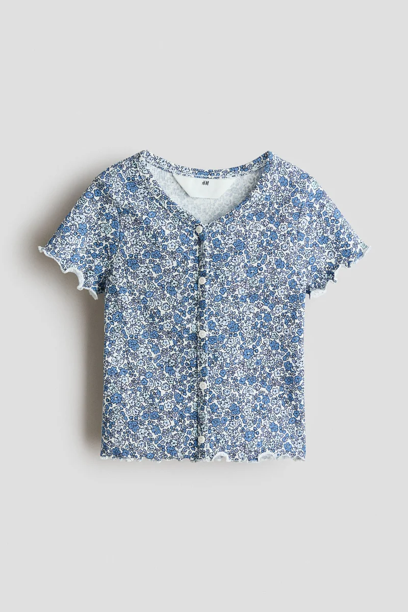 اتش اند ام بلوزة من نسيج مرن بتفاصيل زر