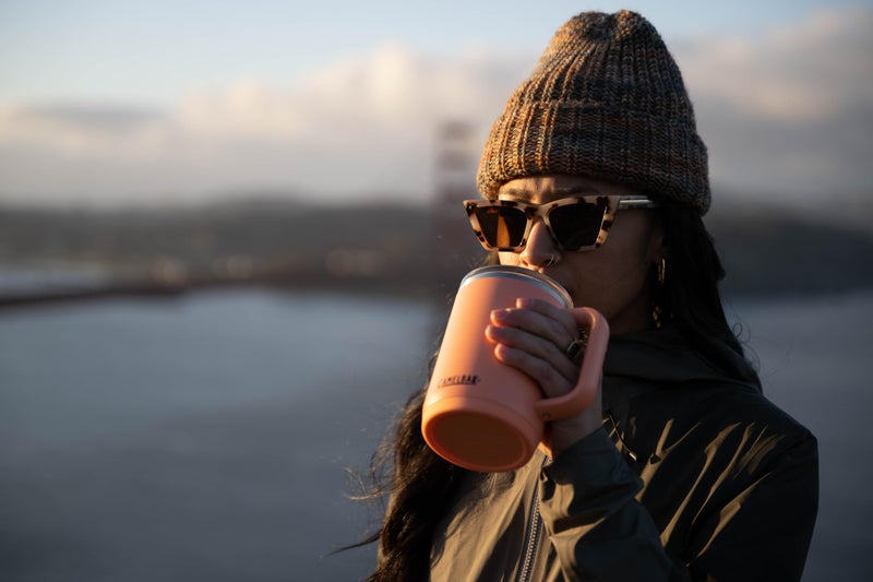 CAMELBAK كوب كاملباك ثرايف 32 أونصة مقاوم للتسرب من الفولاذ المقاوم للصدأ - للسفر  القهوة  الشاي  المشروبات الساخنة - كوب مقاوم للتسرب متوافق مع حوامل الأكواب  أسود - Image 4