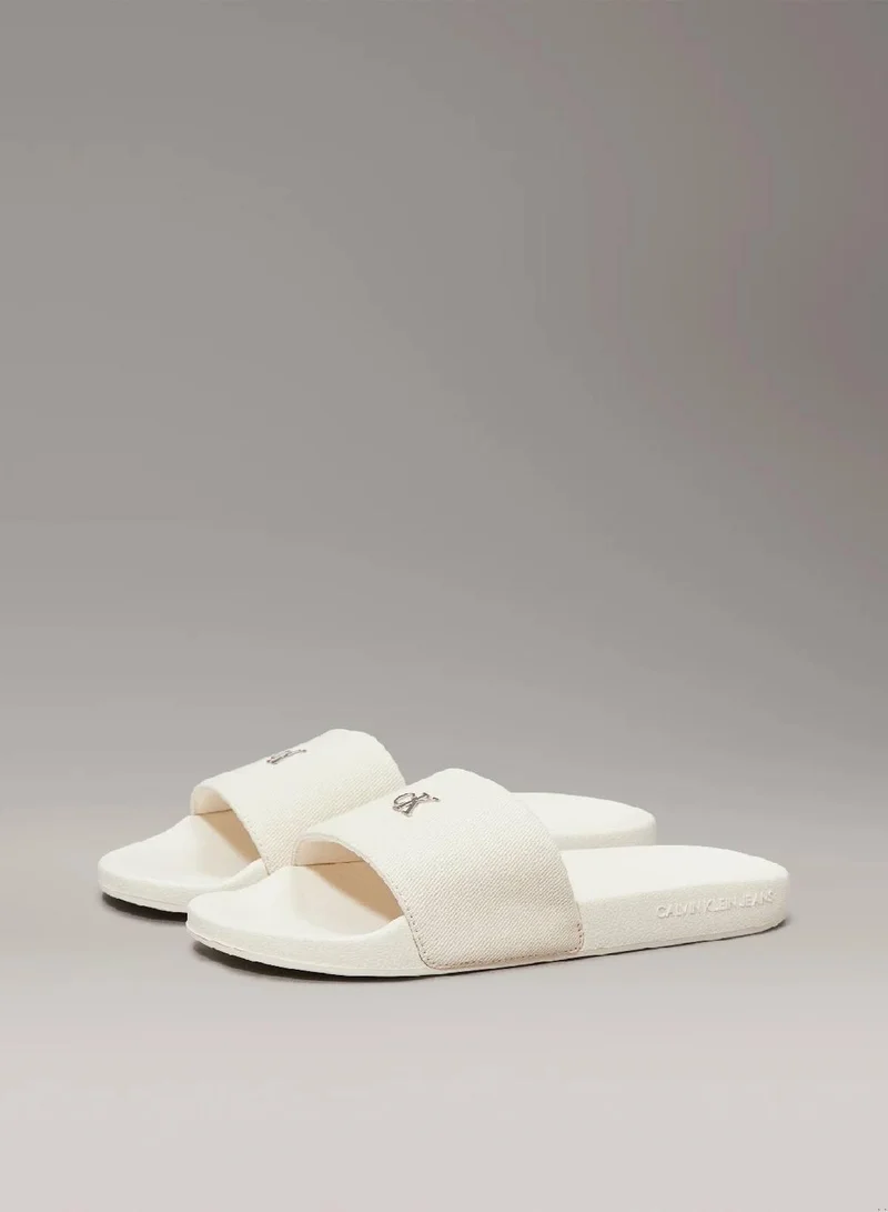 كالفن كلاين جينز شبشب مزين بشعار كلفن كلاين