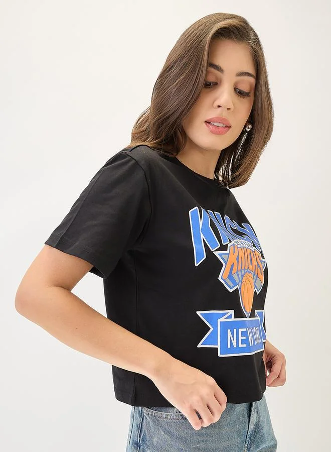 جلو باص بلوزة قصيرة واسعة بطبعة جرافيك