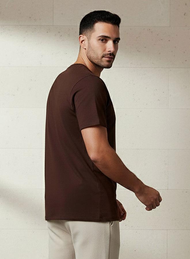 ايكونيك تيشيرت رجالي عصري بقصة ضيقة وياقة دائرية وأكمام قصيرة وطبعة شعار - Image 3