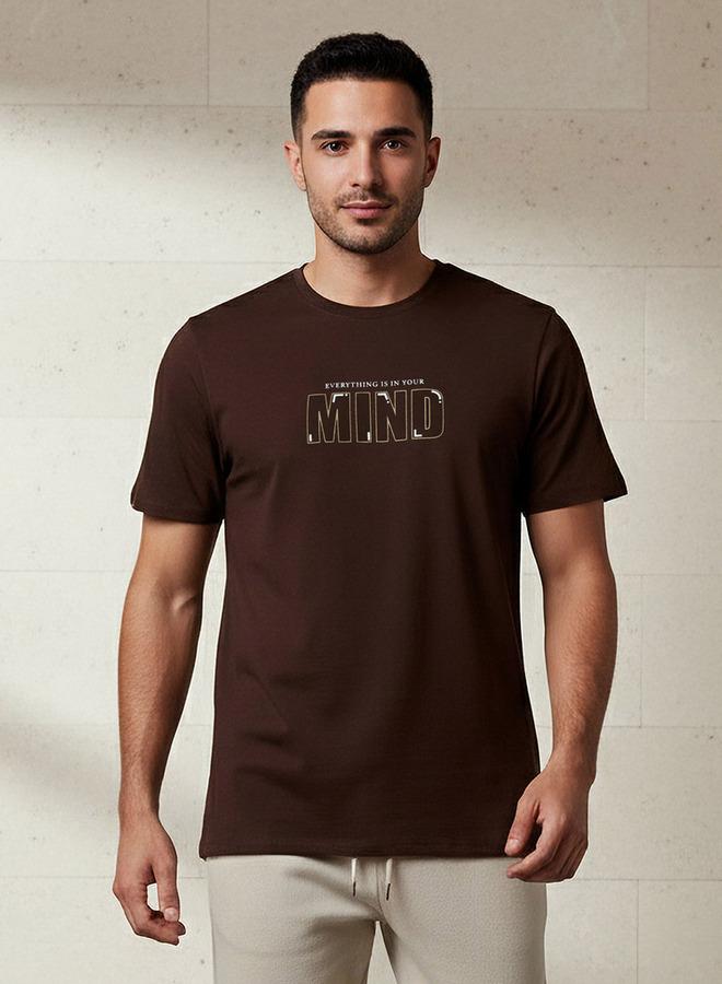 ايكونيك تيشيرت رجالي عصري بقصة ضيقة وياقة دائرية وأكمام قصيرة وطبعة شعار - Image 1