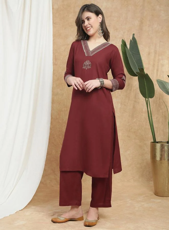 جلو باص طقم كورتا مستقيمة مطرزة بلون خمري مع بنطال