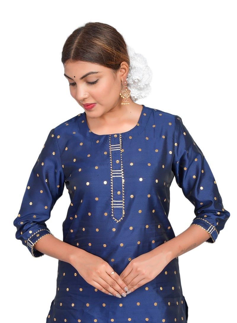ريارا طقم كورتي نسائي باللون الأزرق الداكن مع بنطلون بأكمام 3/4 مناسب للملابس الكاجوال والملابس المدمجة حرير فني (غنيمة التفتا) مقاس S  - Image 3
