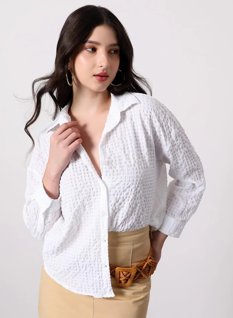 PINACOLADA Women's Cloud White Cubic-Seersucker Oversized Shirt | نساء | أكمام طويلة | سادة | طوق منتشر | كاجوال كبير الحجم | قميص