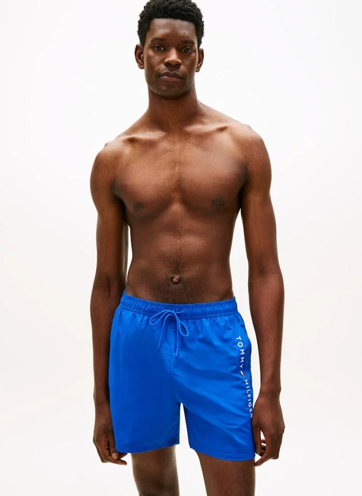 تومي هيلفيغر شورت سباحة متوسط الطول بشعار أصلي