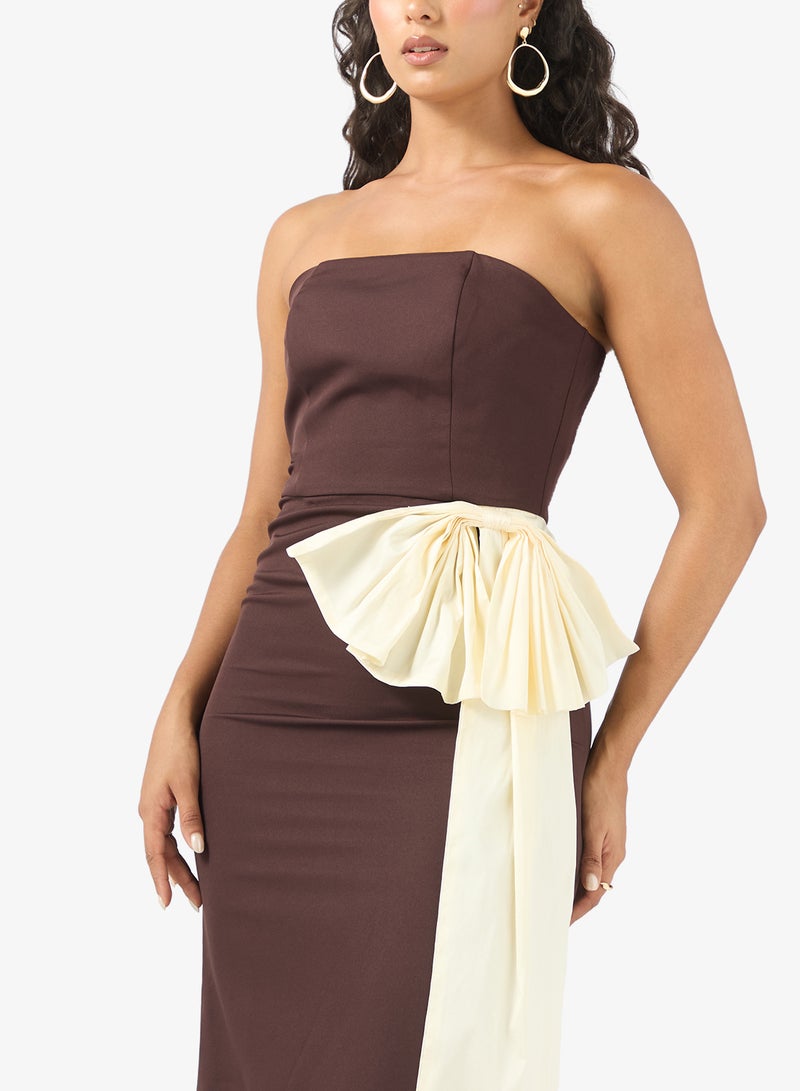 رينيه فستان ميدي بدون حمالات بفيونكة جانبية - Image 3