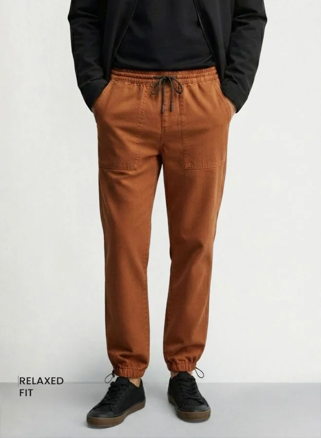 ذا انديان كراج كو Men Relaxed Fit Solid Patch Pocket Mid-Rise Jeans