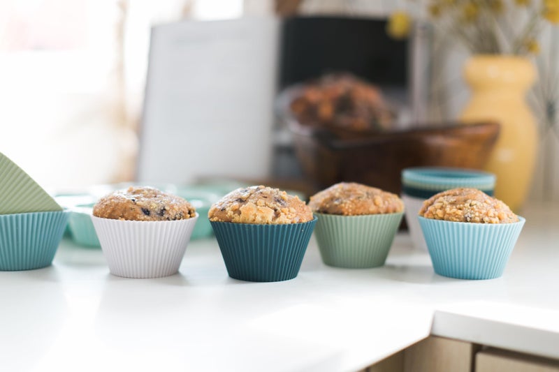 The Silicone Kitchen كوب الخبز السيليكوني القابل لإعادة الاستخدام من سيليكون كيتشن، غير سام، خالي من BPA، آمن في غسالة الصحون، حجم كبير، 12 قطعة، أبيض أزرق أخضر - Image 3