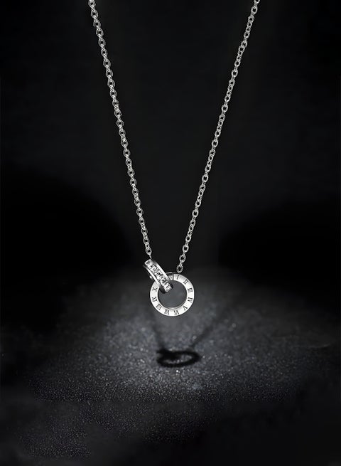 قلادة أنيقة من الفولاذ التيتانيوم مع قلادة بأرقام رومانية - مجوهرات مضادة للحساسية ومتينة للرجال والنساء