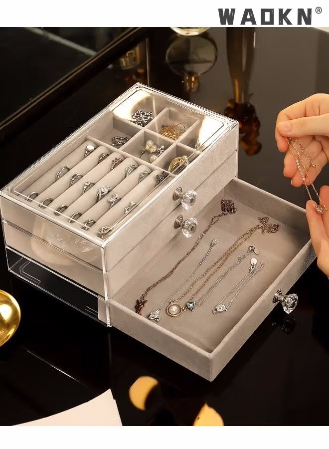دبليو أيه أو كي أن صندوق مجوهرات أكريليك منظم مجوهرات مخملي بثلاثة أدراج للنساء، حامل مجوهرات شفاف للأقراط والحلقات والأساور والقلائد وإكسسوارات الشعر وعلبة تخزين عرض صناديق تخزين رمادية - Image 3