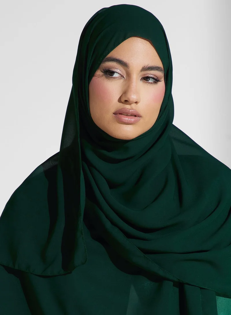 هيا كلوزيت عباية بتصميم ضيق من الأعلى وواسع من الأسفل