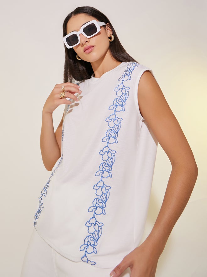 تايك تو تي شيرت بدون أكمام بتفاصيل تطريز الزهور من تيك تو - Image 1