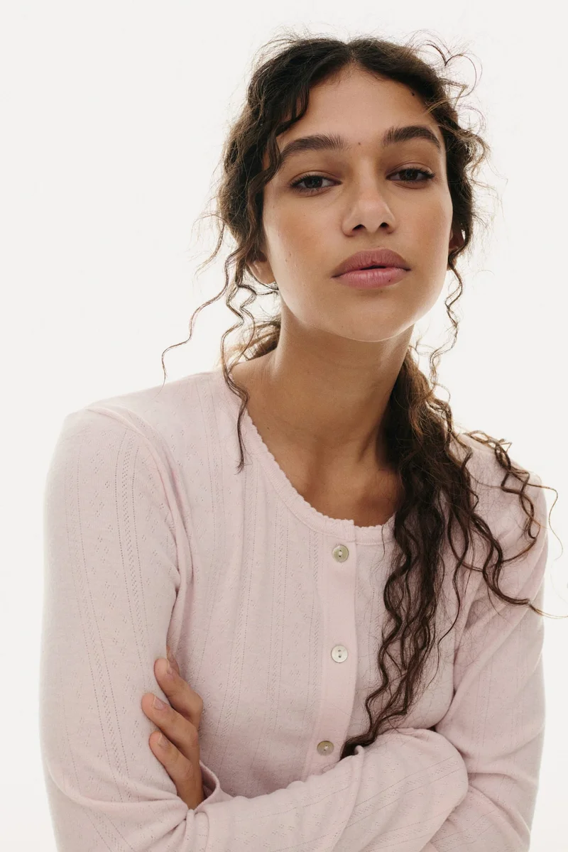 اتش اند ام بيجاما من الجيرسيه بتصميم مثقّب