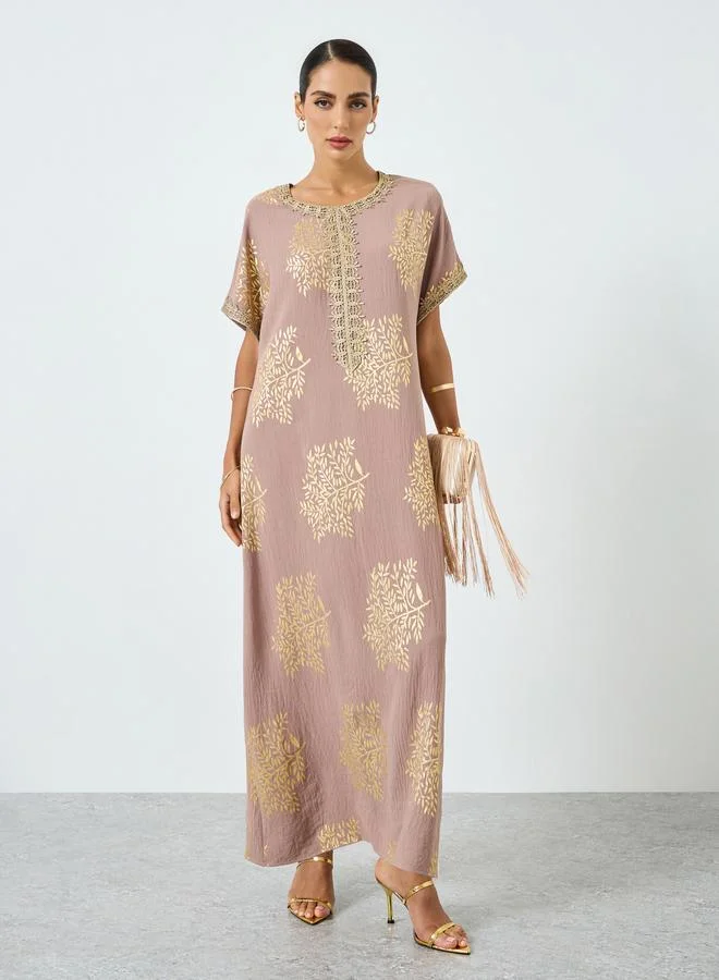 تايك تو جلابية بطبعة شجر وتفاصيل ذهبية