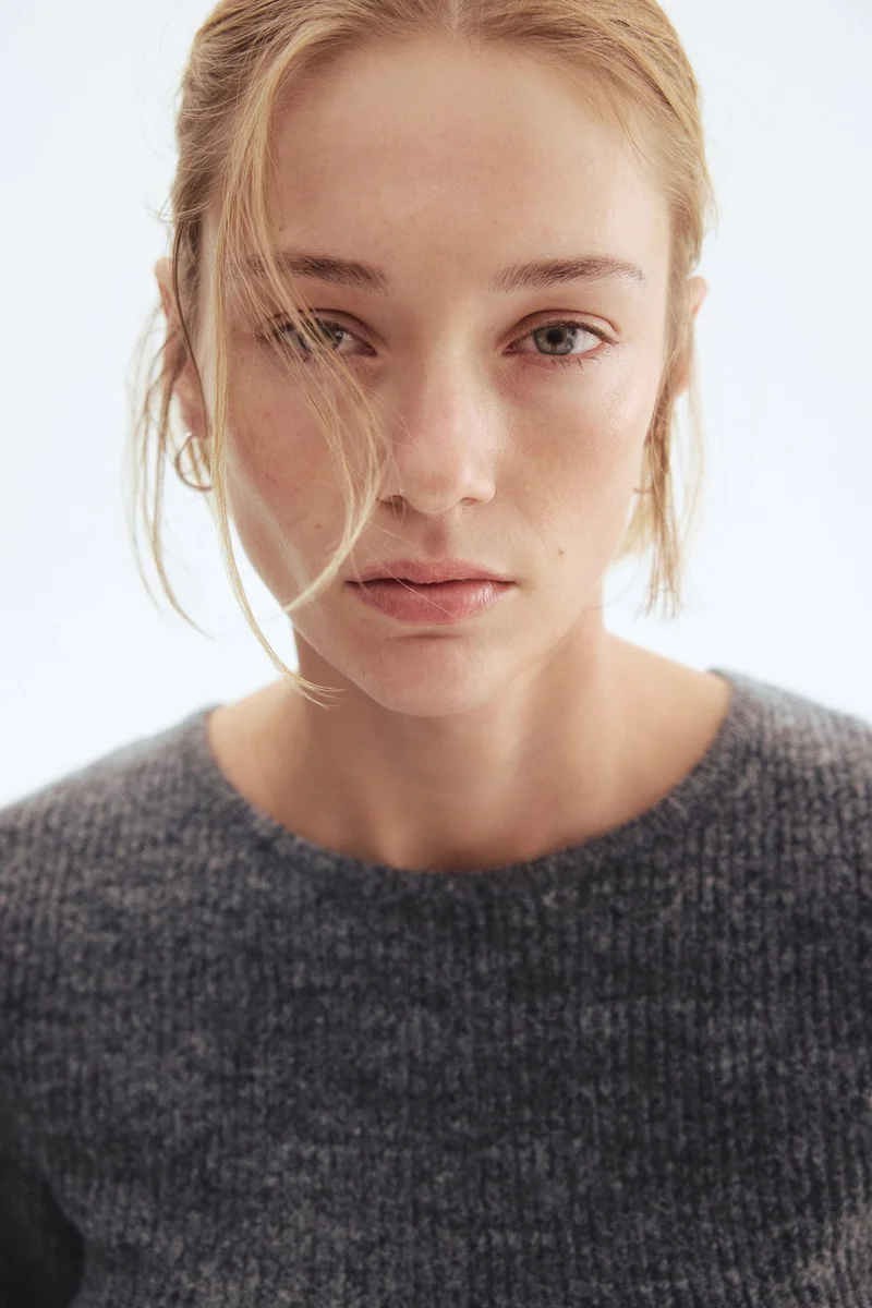 اتش اند ام بلوزة بحافة بيبلوم من نسيج مرن