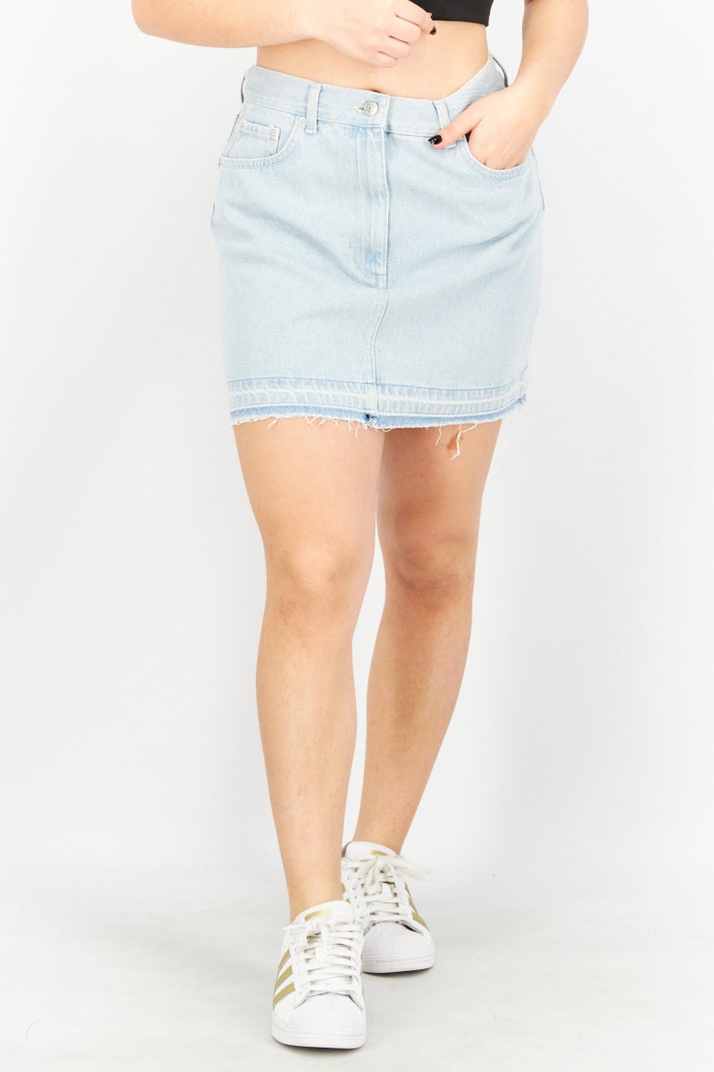 NA-KD تنورة ميني جينز مغسولة للنساء، زرقاء - Image 1