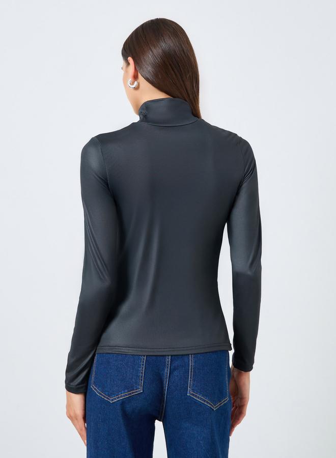 تايك تو بلوزة بطباعة كتابة بياقة عالية وأكمام طويلة - Image 4