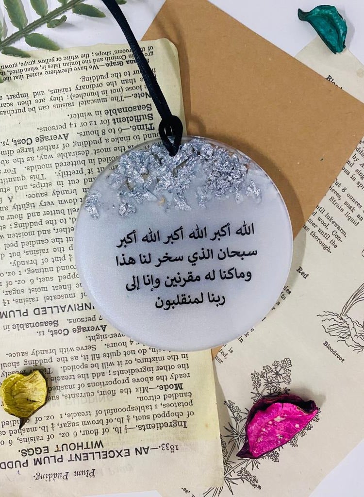 An elegant circular car pendant decorated with silver leaf of luxurious resin - Image 5