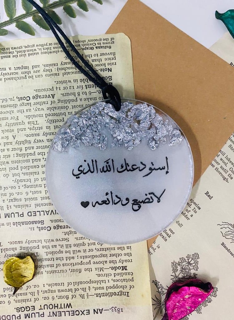 An elegant circular car pendant decorated with silver leaf of luxurious resin - Image 4