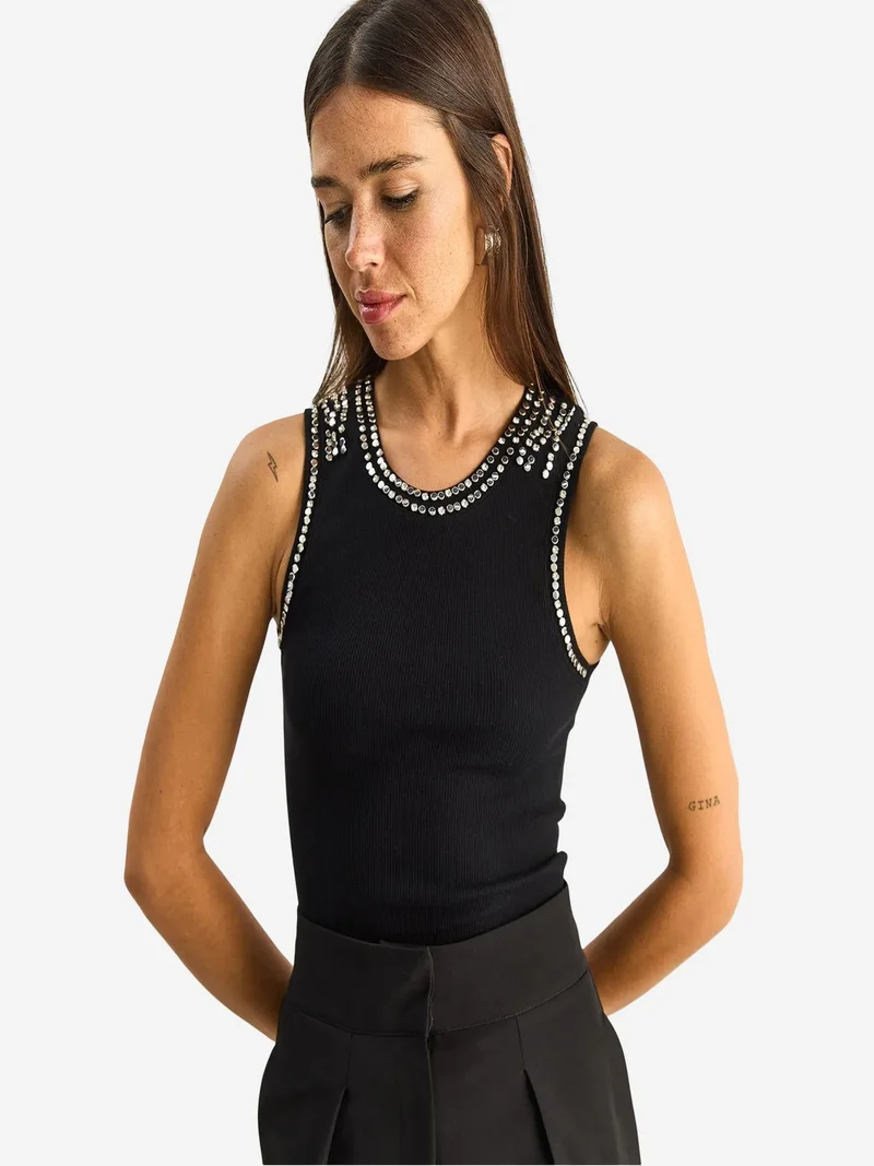 بيانكو لوتشي LUCCI Ribbed Sleeveless Crew Neck Blouse with Stone Accessory